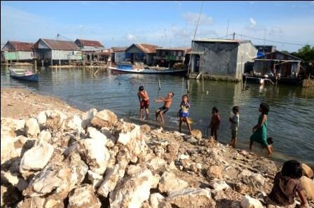 Anak-anak bermain di kawasan pembangunan galangan, kapal Makassar, Minggu Maret lalu. (Foto: Iqbal Lubis)