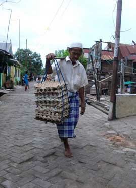 Haji Arsyad atau Daeng Ajji (77), jualan telur asin dan telur ayam eceran di Jalan Muhammad Jufri 2 (Kampung Rappokalling) Makassar. [Foto: Zainal Siko]