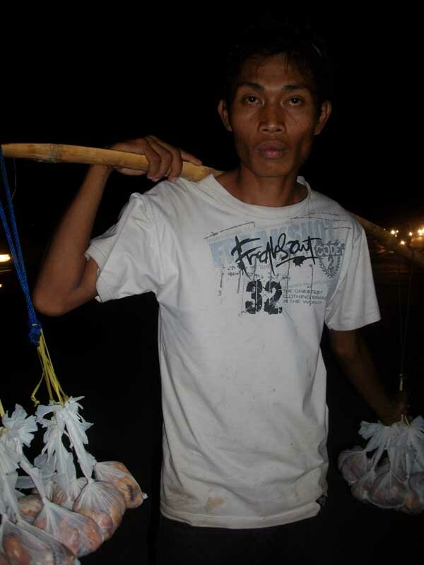 Jamaluddin Daeng Turu (25), penjual buah tala' di Jalan Urip Sumoharjo, Makassar.