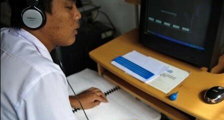 penyandang disabilitas yang memanfaatkan program Jaws untuk mengakses komputer di yayasan pertuni sulsel
