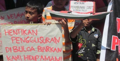Anak-anak Buloa ikut protes dalam aksi ke Kantor Gubernur dan DPRD Provinsi, setahun silam. Hingga kini belum ada tindak lanjut dari pemerintah maupun DPRD terkait hal ini. (Foto: Doc. LAW Unhas)