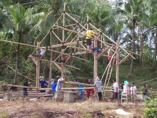 Warga Soga bekerja sama membangun rumah bambu tempat belajar bersama. [Dok. Payo-Payo]