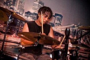 Radhit dari Dead Of Destiny "menghajar" drum di Live Unrough. (foto: Muh. Farid Wajdi)